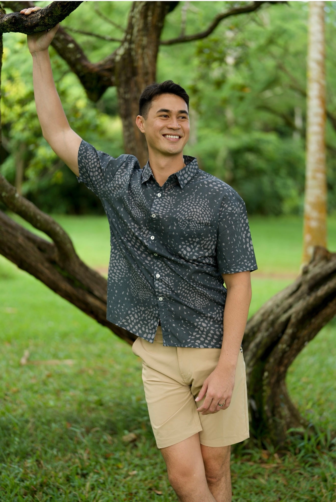 PŌʻALIMA Menʻs Aloha Shirt in Hīhīwai Stone