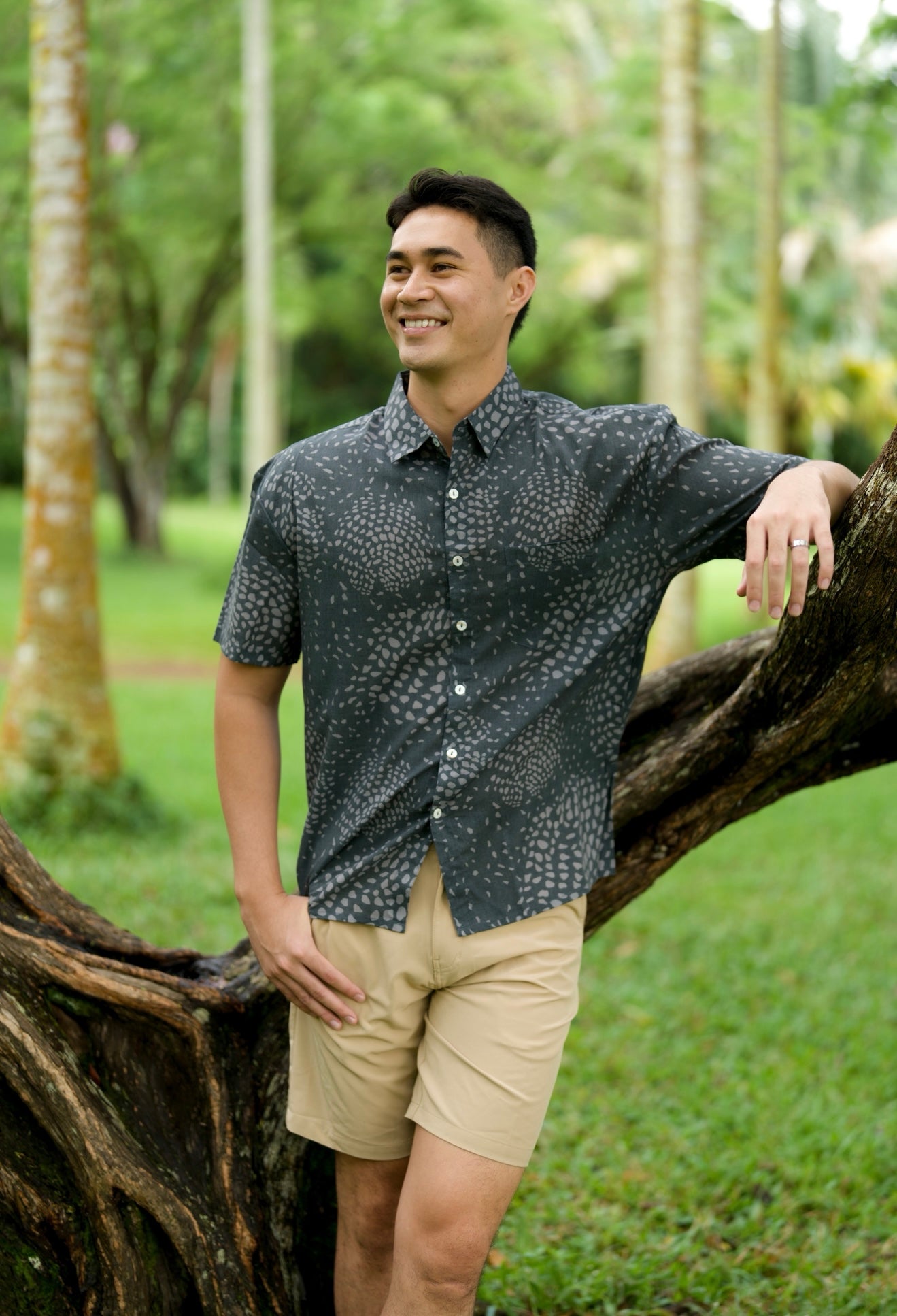 PŌʻALIMA Menʻs Aloha Shirt in Hīhīwai Stone