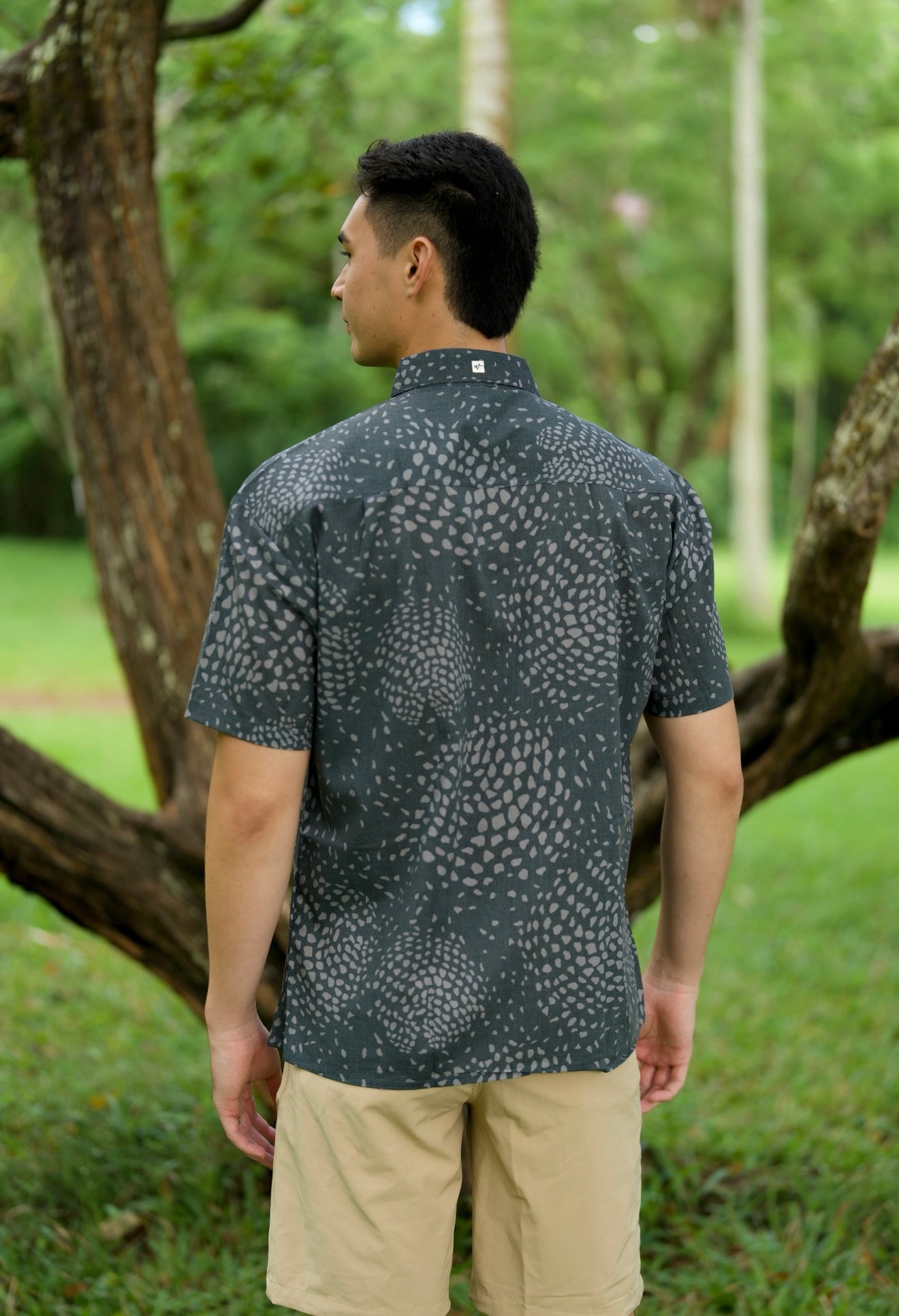 PŌʻALIMA Menʻs Aloha Shirt in Hīhīwai Stone